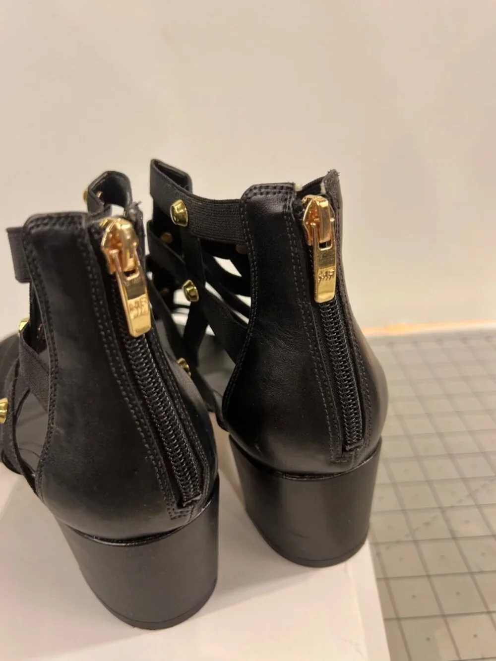 Marc Fisher Julee Women’s Sz. 7.5 Black Strappy Sandals Gold Accents - Picture 4 of 8